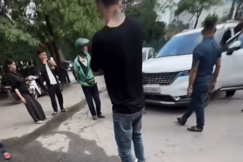 Làm rõ vụ tài xế ô tô hành hung nam thanh niên ở Hà Nội vì bị nhắc không đỗ xe