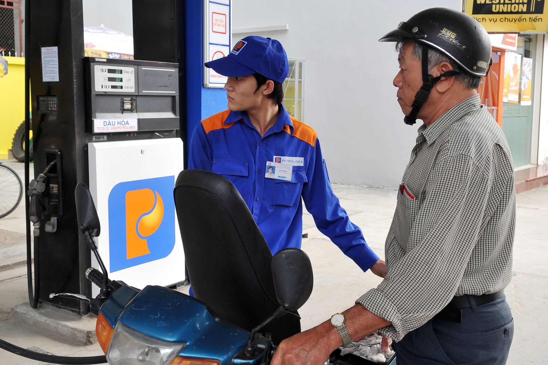 Giá xăng RON95 giảm mạnh về mốc 19.000 đồng/lít