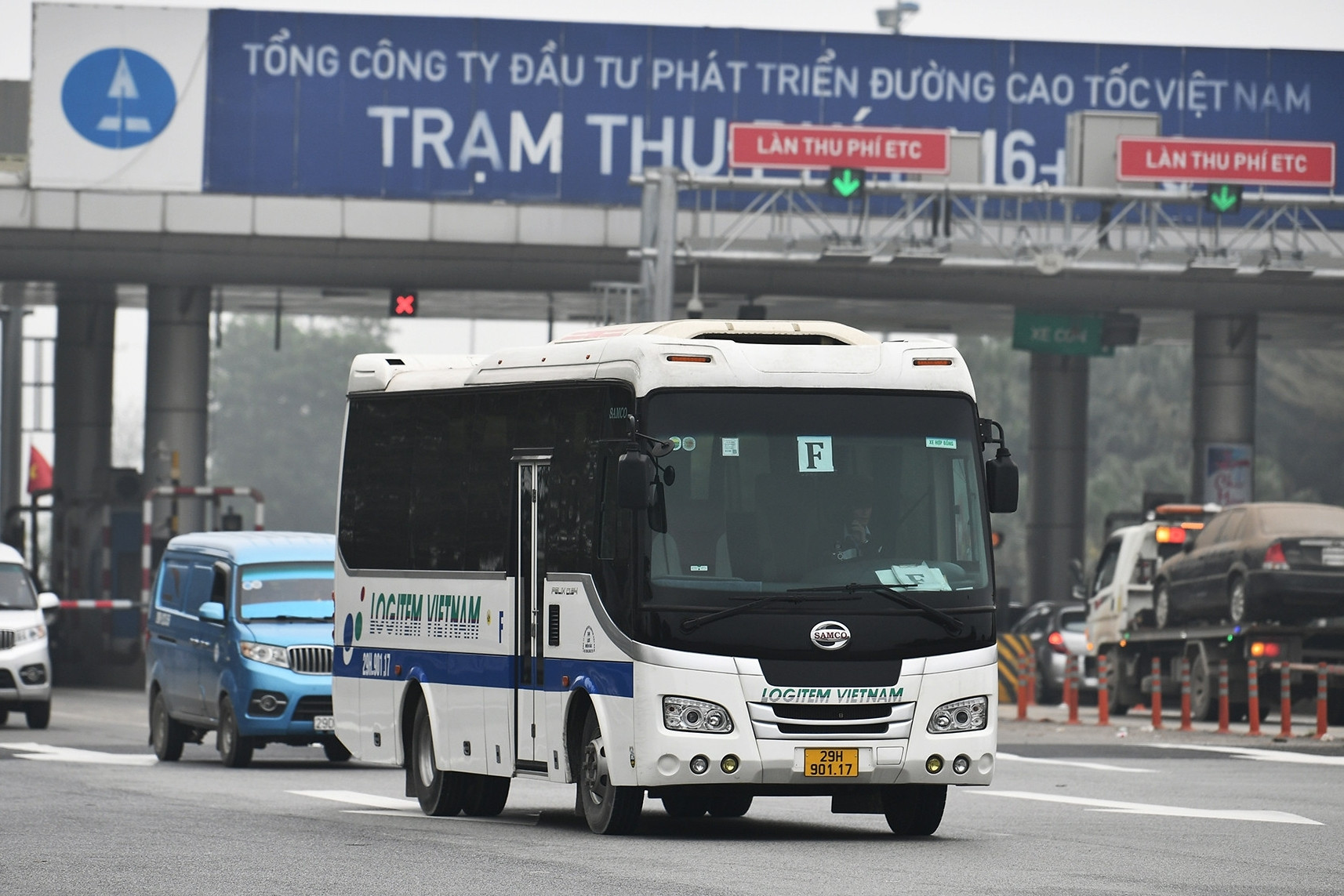 Ngoài các xe ưu tiên, những phương tiện nào được miễn phí khi đi qua trạm BOT?