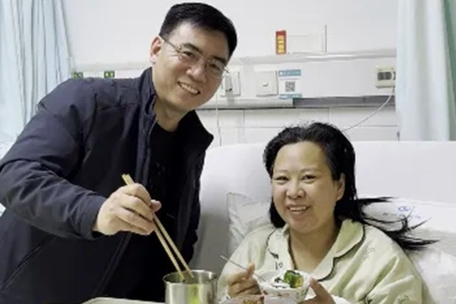 Người đàn ông dừng xe cứu người ngã gục bên đường, không ngờ là vợ mình