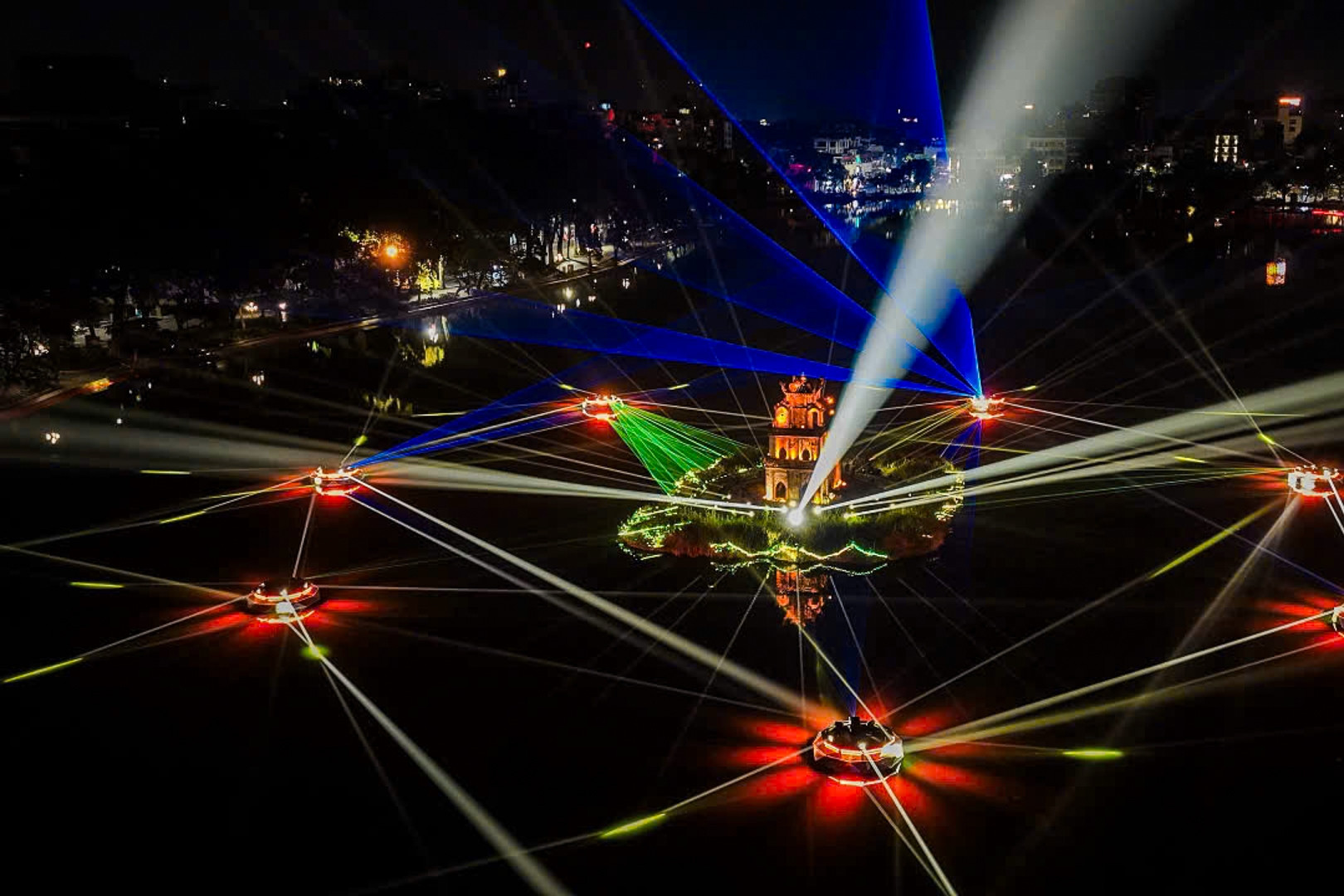 Tháp Rùa Hồ Gươm đêm Noel biến thành sân khấu nước nhiều màu sắc