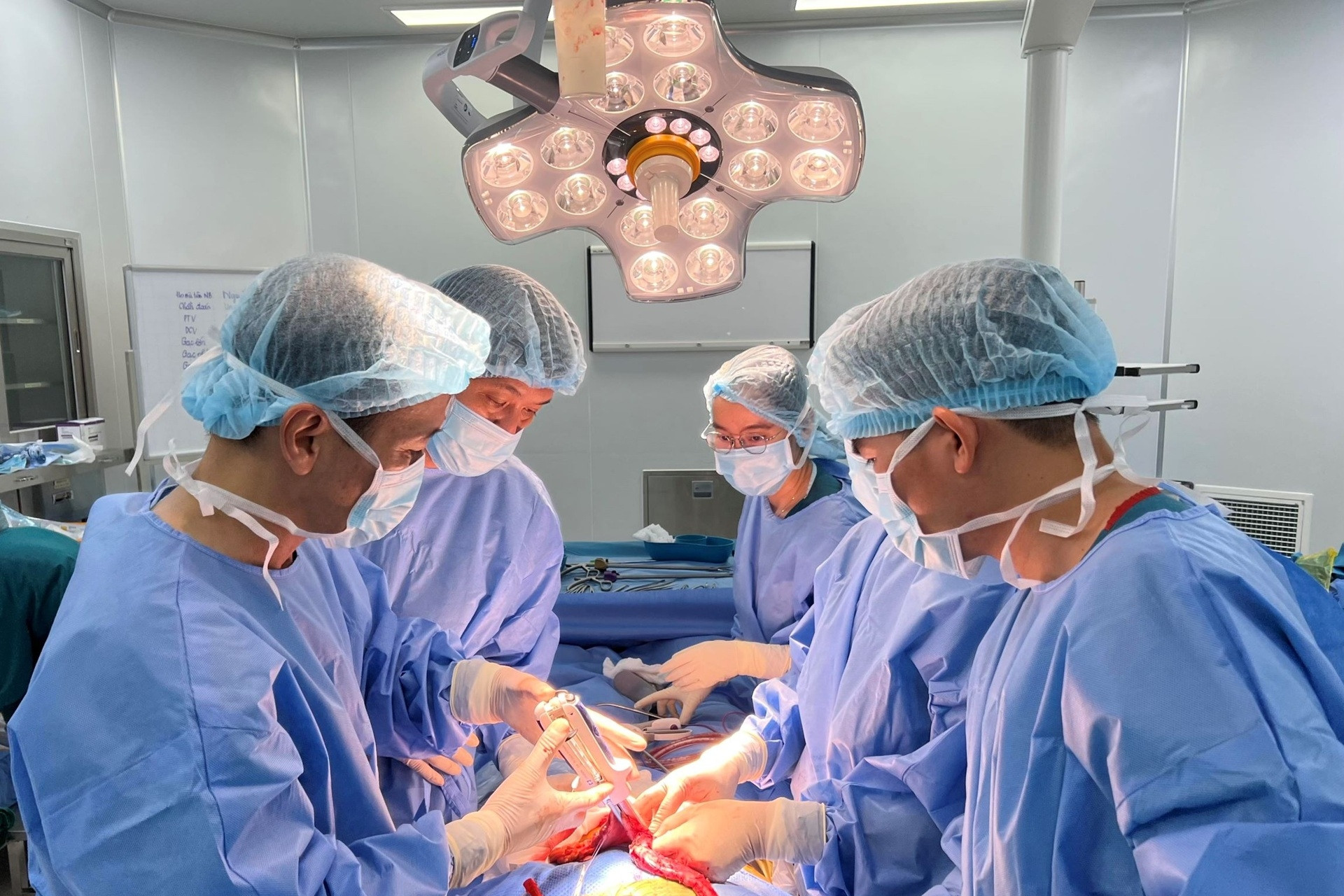 Vinmec Đà Nẵng tái tạo ‘đường tiêu hóa mới’ cho bệnh nhân ung thư thực quản