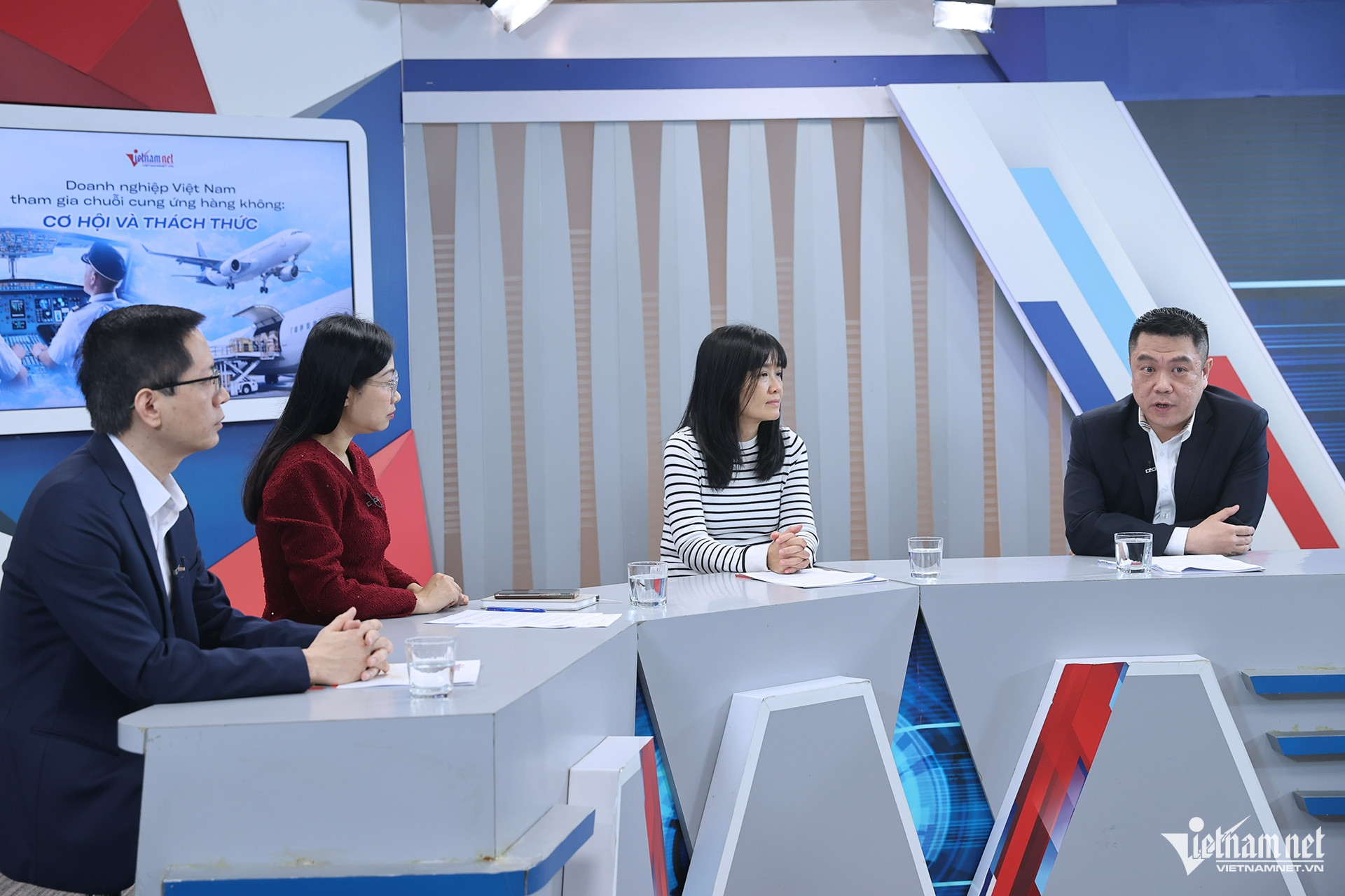 W-bàn tròn hang khong 2.jpg