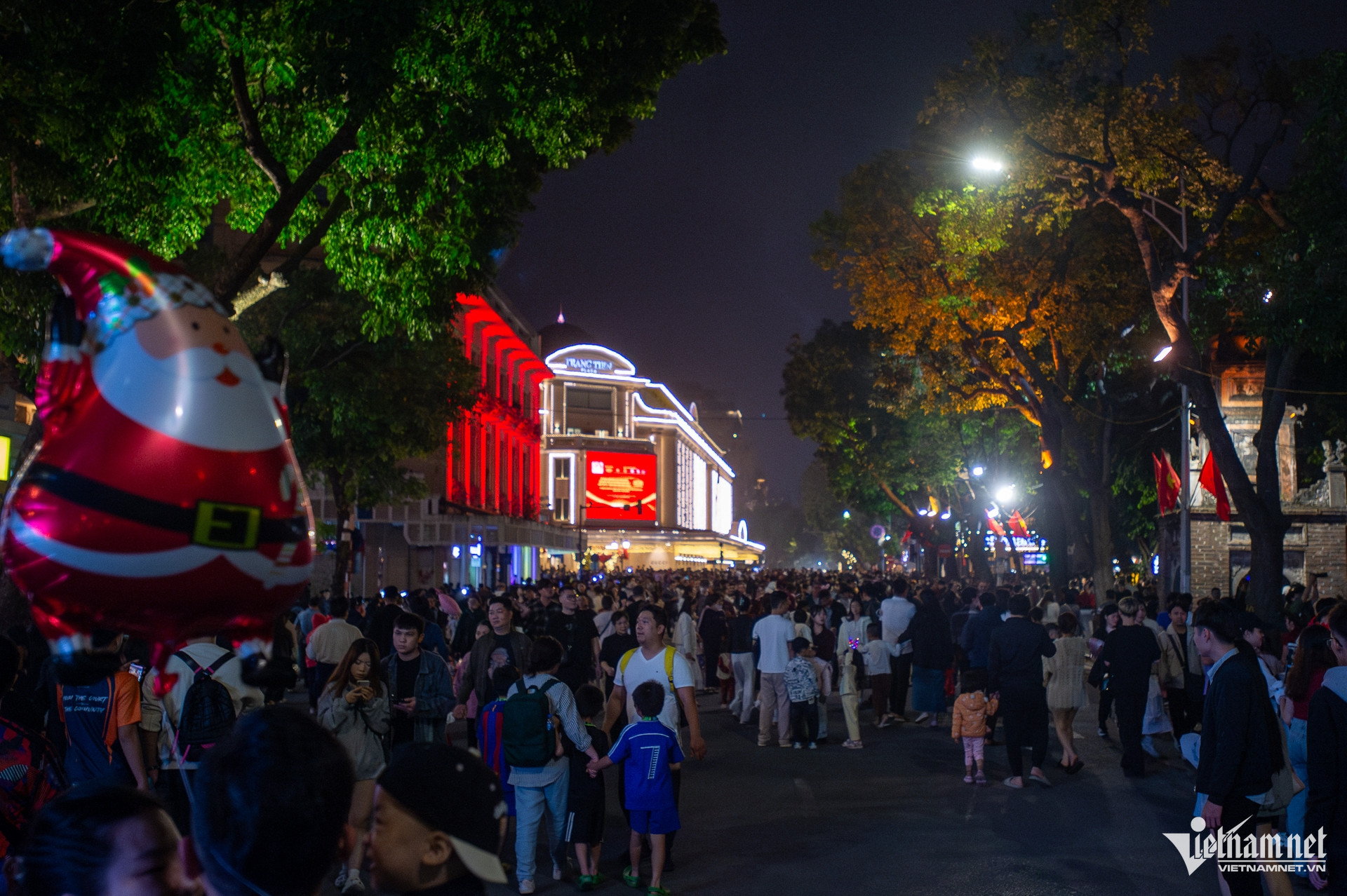 W-HồGươm_ThápRùa_trìnhdiễnánhsáng_phodibo (1 of 2).jpg