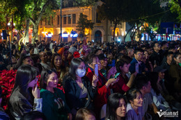 https://static-images.vnncdn.net/vps_images_publish/000001/000003/2025/12/25/w-hoguom-thaprua-trinhdienanhsang-phodibo-1-of-21-353.jpg