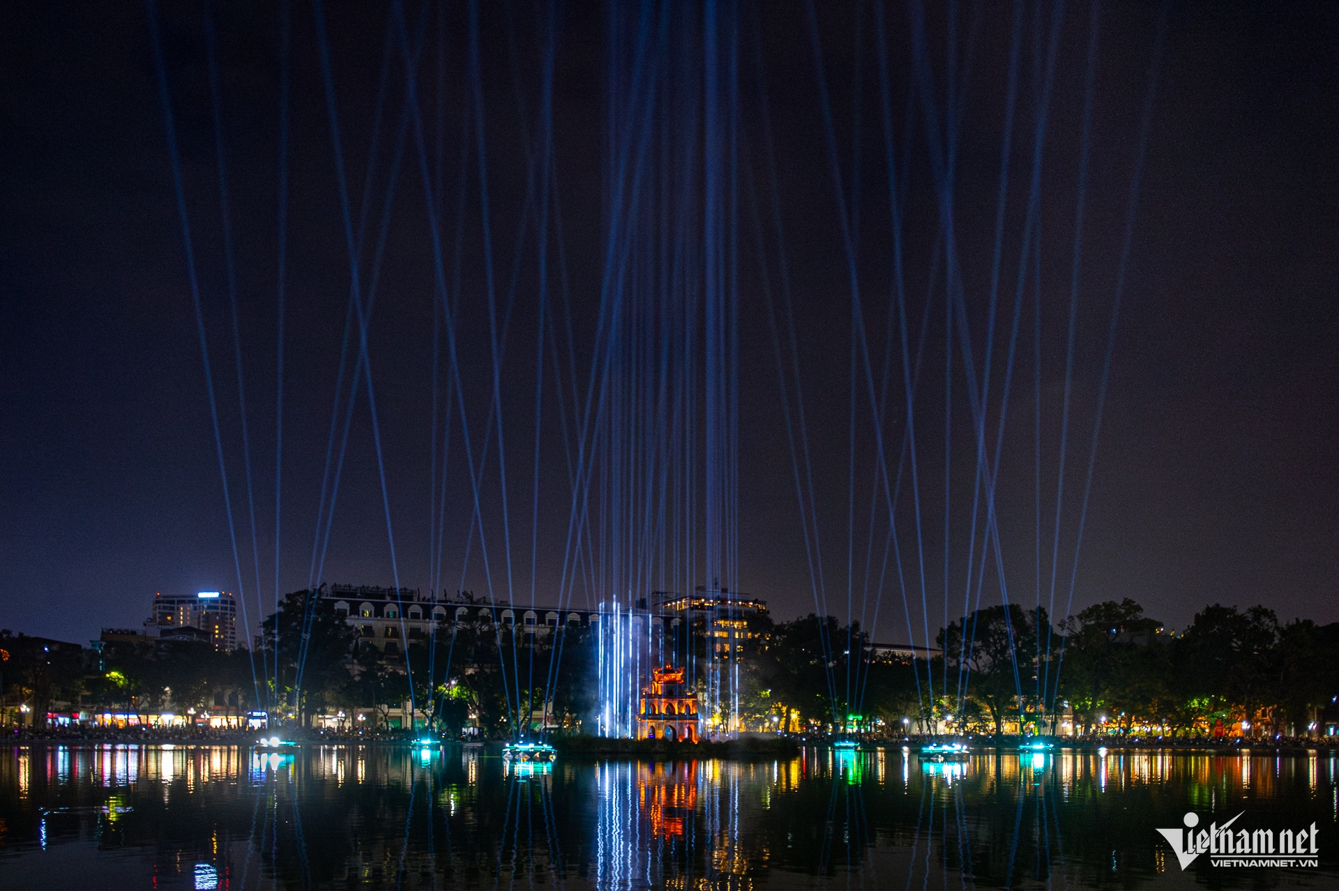 W-HồGươm_ThápRùa_trìnhdiễnánhsáng_phodibo (12 of 21).jpg