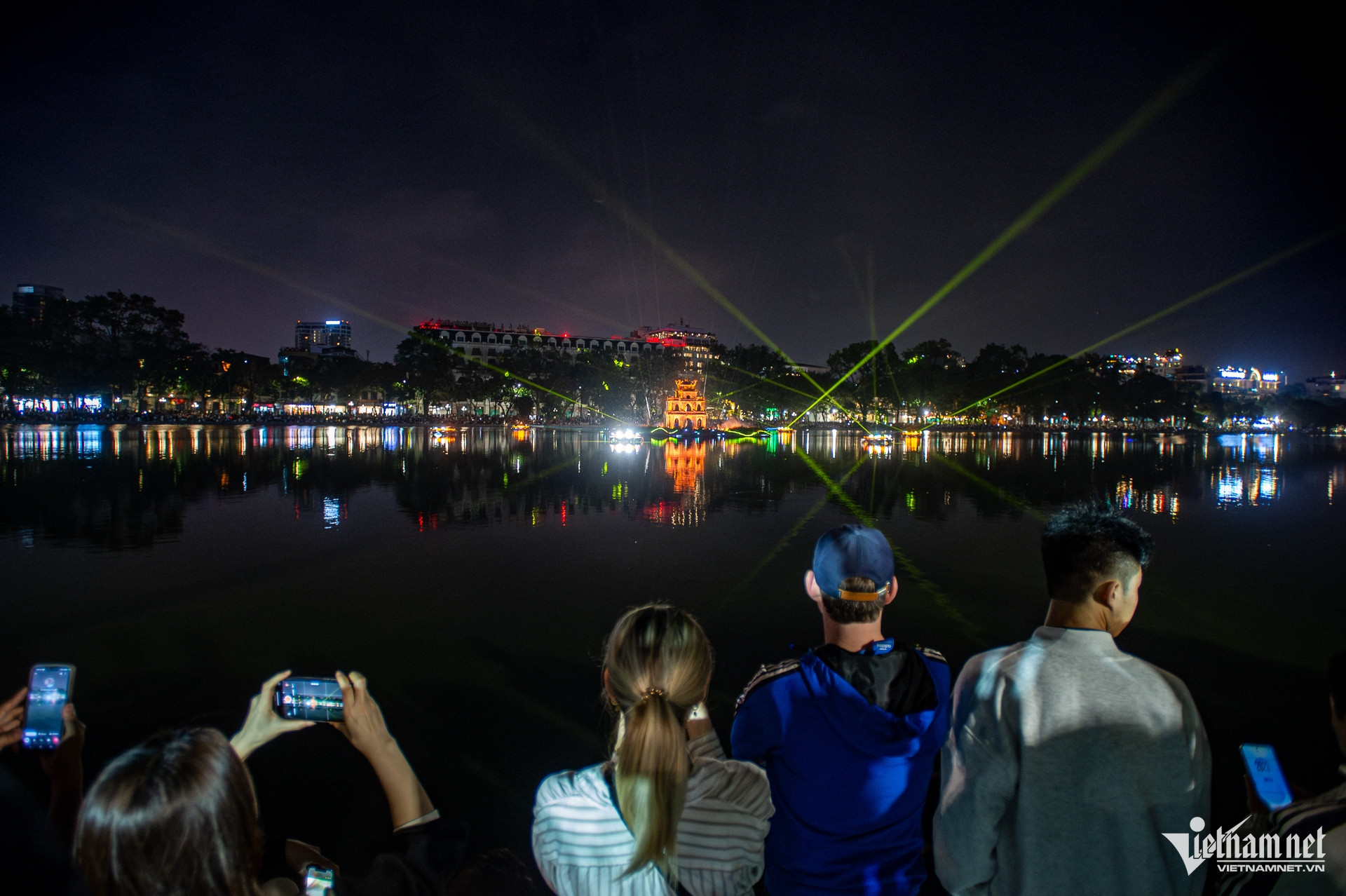 W-HồGươm_ThápRùa_trìnhdiễnánhsáng_phodibo (16 of 21).jpg