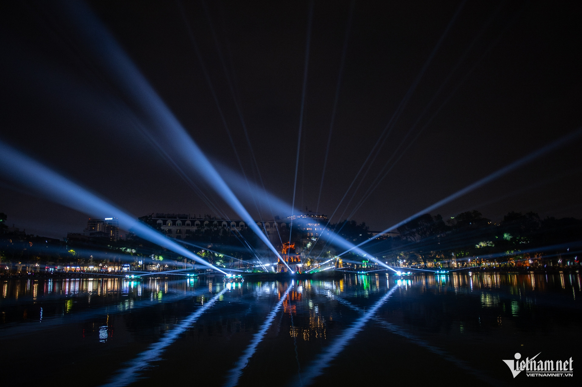 W-HồGươm_ThápRùa_trìnhdiễnánhsáng_phodibo (5 of 21).jpg
