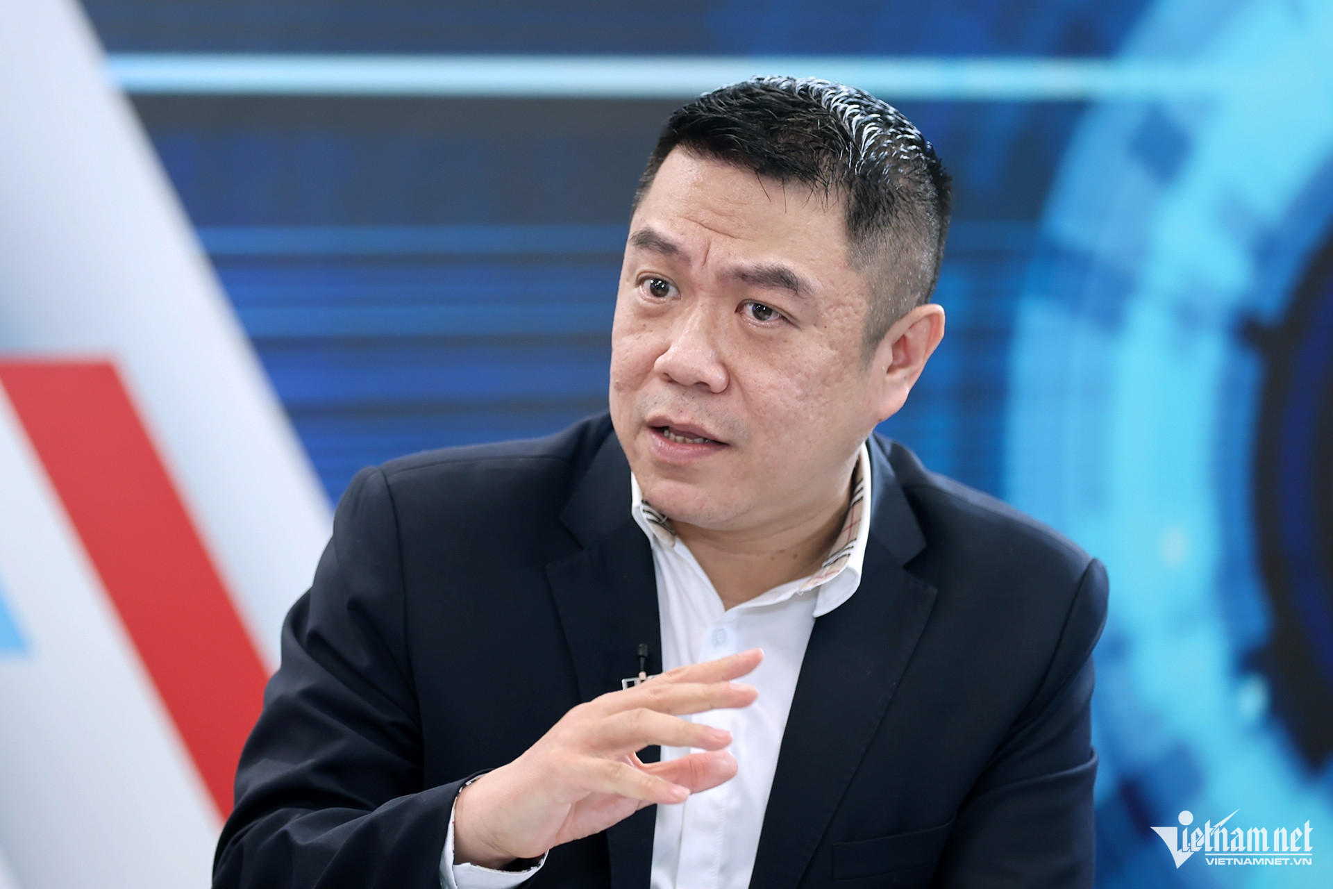 W-Ông Nguyễn Phước Thắng- bàn tròn hàng không.jpg