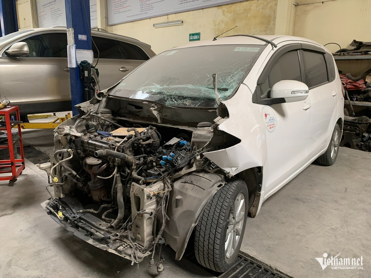 W-xe bị đâm đụng.jpg