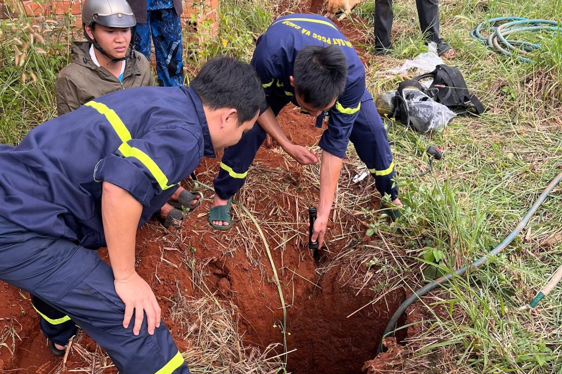 Bản tin cuối ngày 26/12: Cảnh sát thả dây, giải cứu nam thanh niên kẹt dưới hố