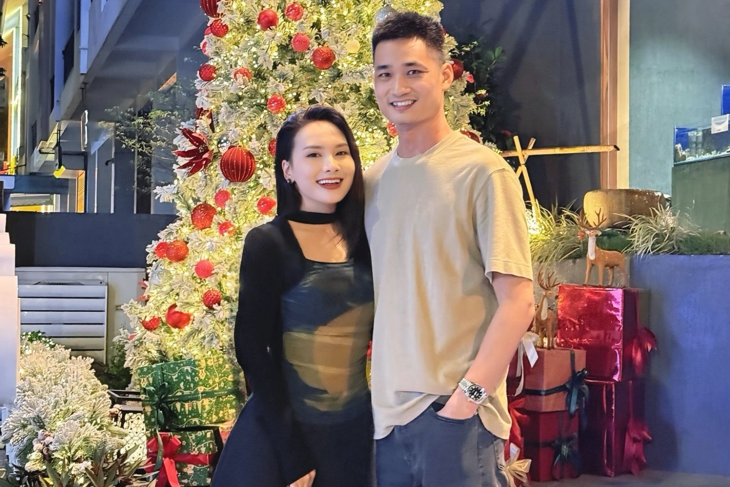 Bảo Thanh tình tứ bên chồng cao 1m85, ca sĩ Tân Nhàn lên chức Phó Giáo sư