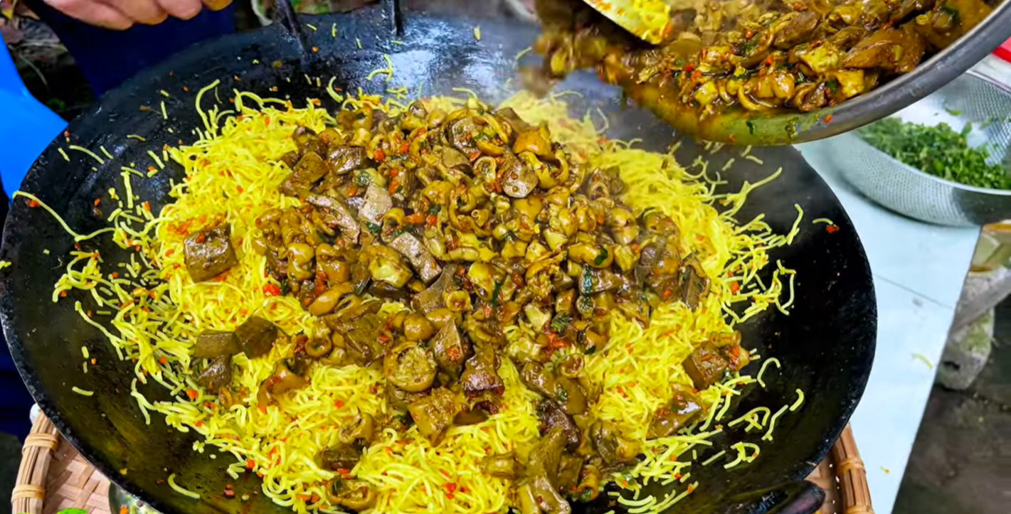 Đặc sản Huế chế biến kiểu lạ cùng lòng lợn, màu sắc bắt mắt, vị thơm ngon bún lòng xào nghệ.png