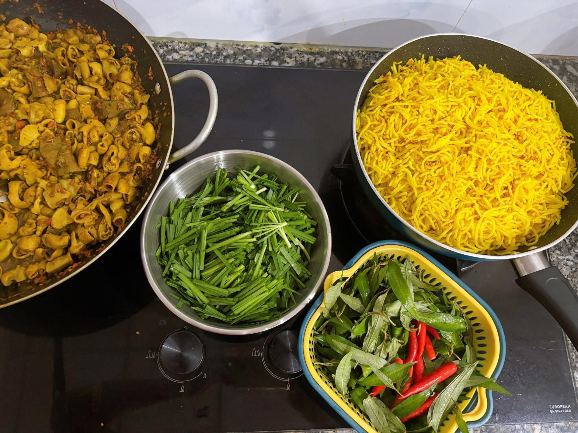 Đặc sản Huế chế biến kiểu lạ cùng lòng lợn, màu sắc bắt mắt, vị thơm ngon bún lòng xào nghệ hân nguyễn.jpg