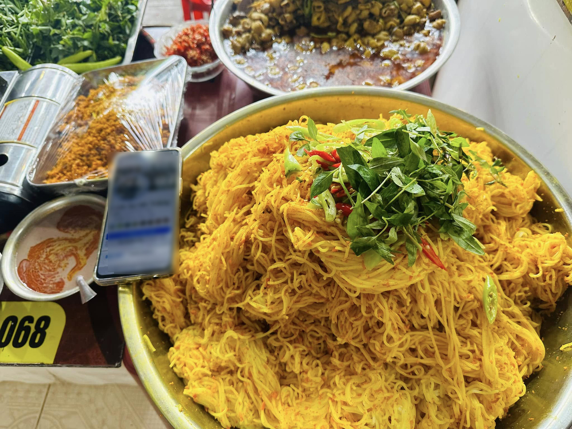 Đặc sản Huế chế biến kiểu lạ cùng lòng lợn, màu sắc bắt mắt, vị thơm ngon bún lòng xào nghệ linh sơ mi trắng.jpg