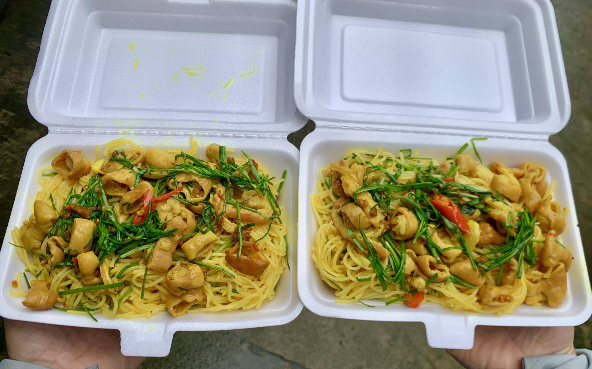 Đặc sản Huế chế biến kiểu lạ cùng lòng lợn, màu sắc bắt mắt, vị thơm ngon bún lòng xào nghệ minh tuệ.jpg