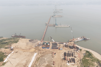 Cận cảnh đại công trường thi công cầu vượt sông Hồng gần 10.000 tỷ đồng