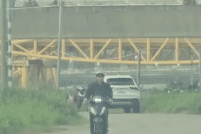 Chạy xe máy bằng một bánh, 2 thanh niên Đà Nẵng bị tịch thu xe, xử phạt nặng