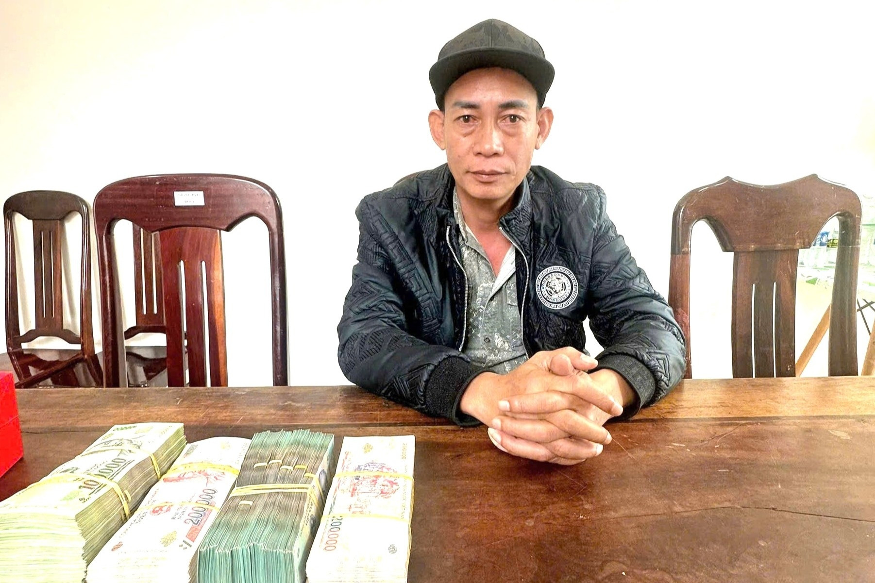  Dàn cảnh mua bán thiên thạch rồi ném ớt bột, giật túi chứa 1,5 tỷ đồng 