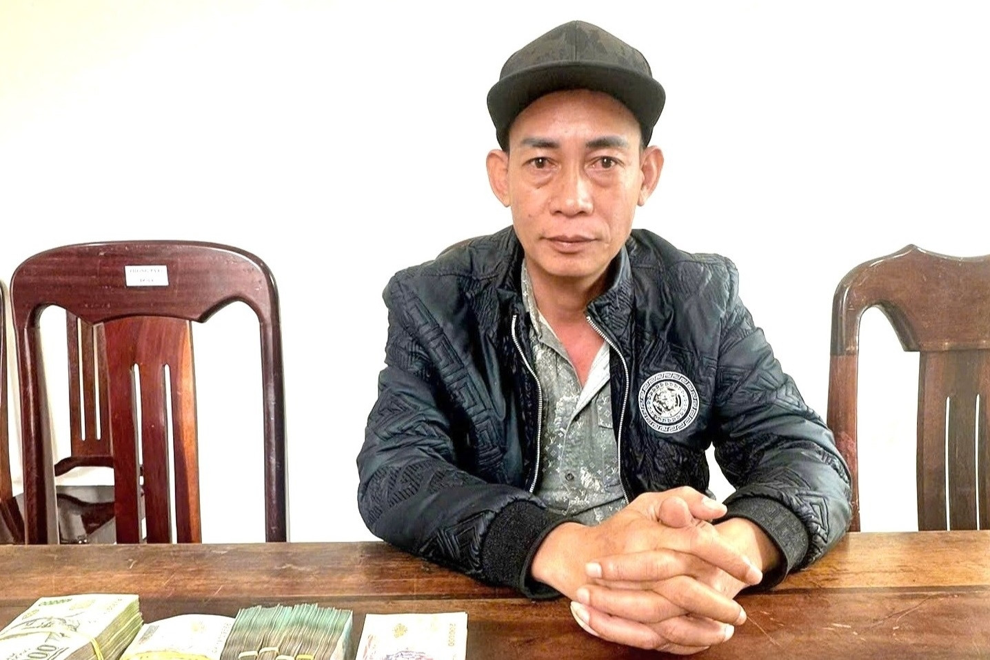 Giả vờ bán thiên thạch rồi ném ớt bột, giật túi tiền 1,5 tỷ đồng