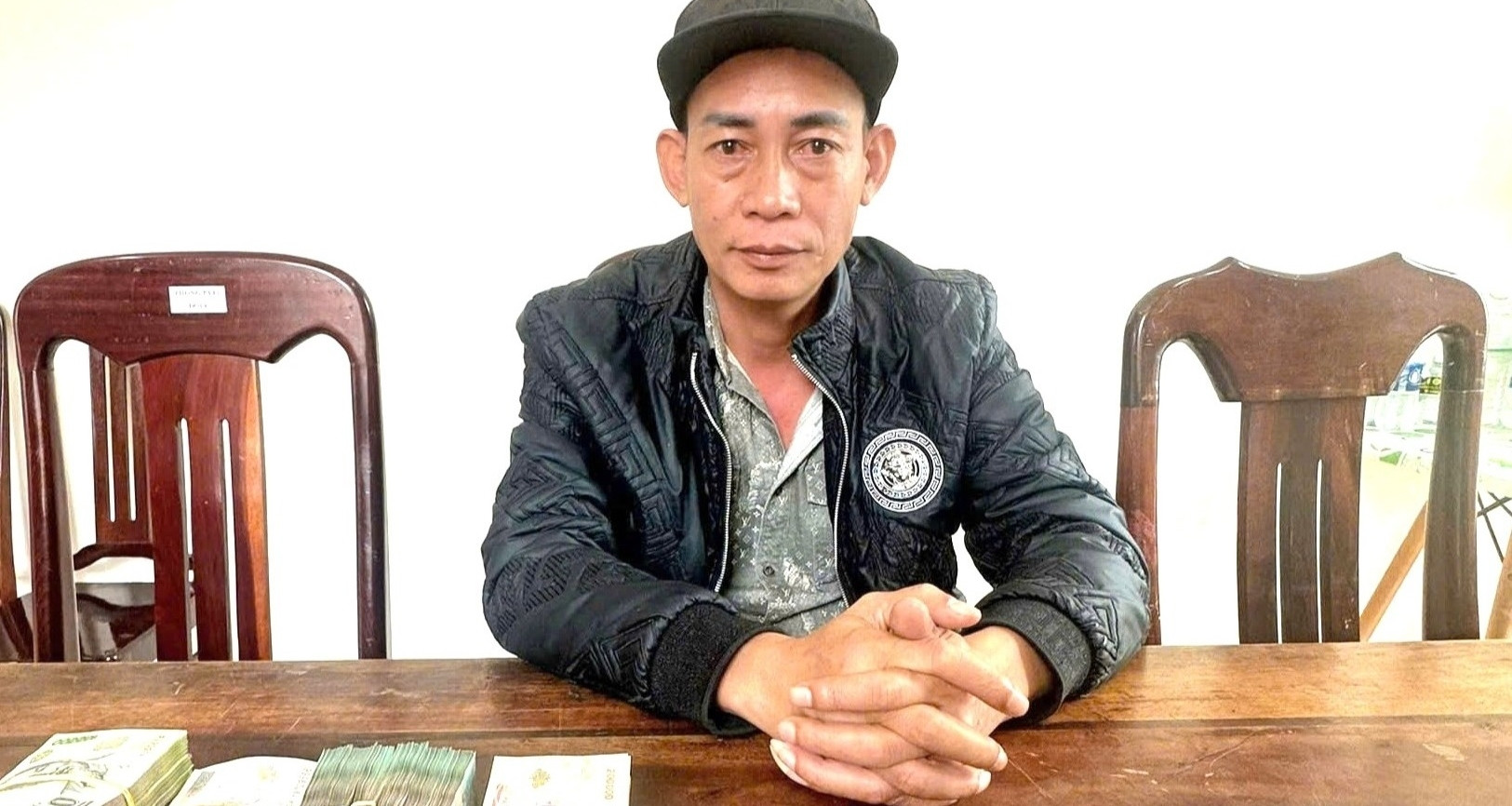 Giả vờ bán thiên thạch rồi ném ớt bột, giật túi tiền 1,5 tỷ đồng