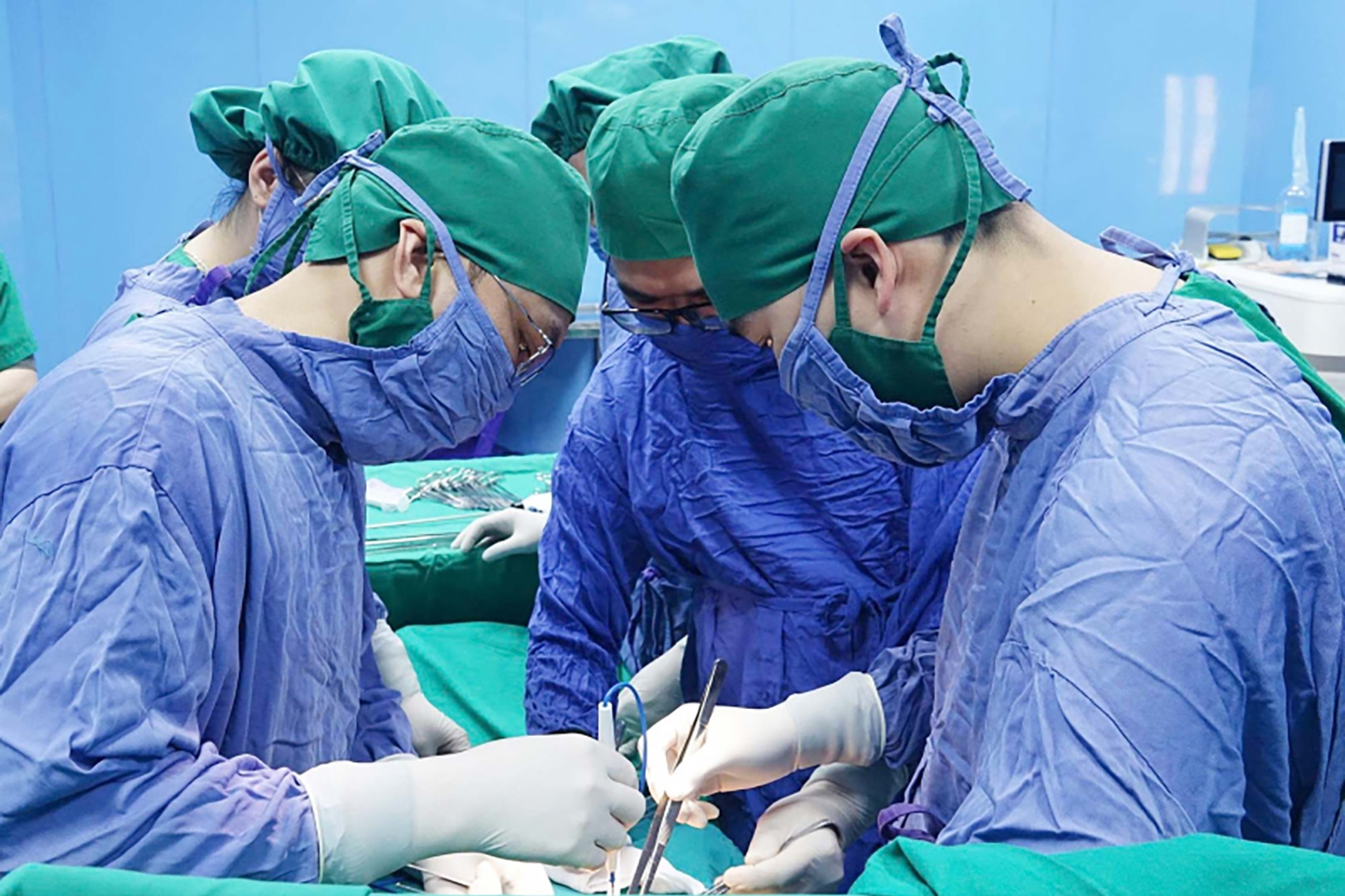 Đau bụng âm ỉ, đi khám ở bệnh viện mới biết bị xương đâm thủng ruột