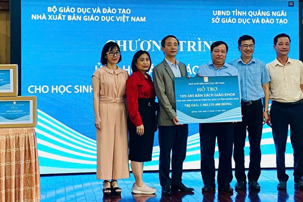 Hơn 109.000 sách giáo khoa trị giá 1,5 tỷ đồng tặng học sinh vùng lũ Quảng Ngãi