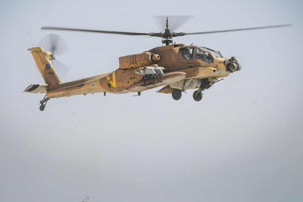 Khoảnh khắc trực thăng IDF bắn hạ UAV tuồn lậu vũ khí vào Israel