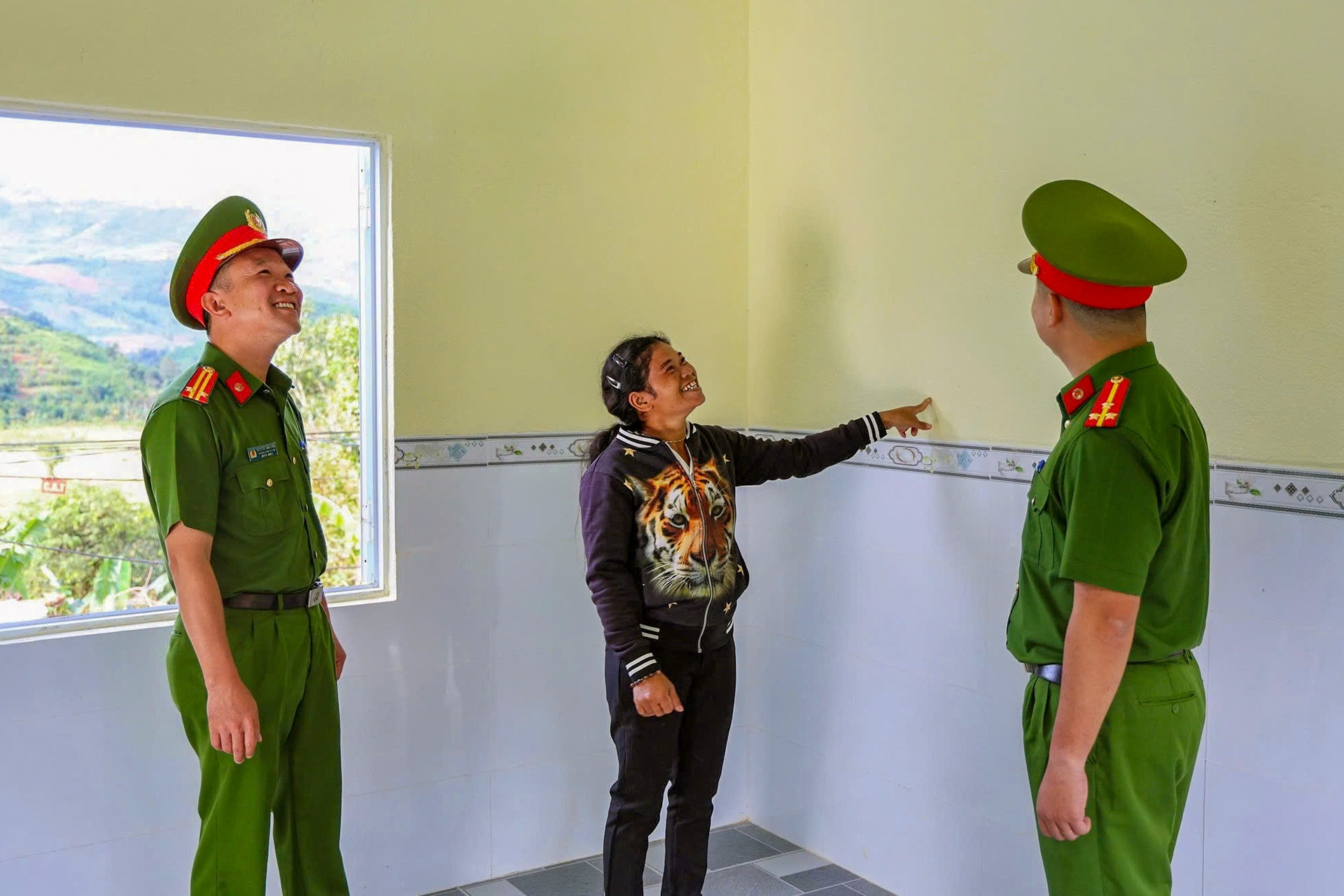  Lực lượng công an quyết tâm, thần tốc xây dựng lại nhà ở bị sập do thiên tai 