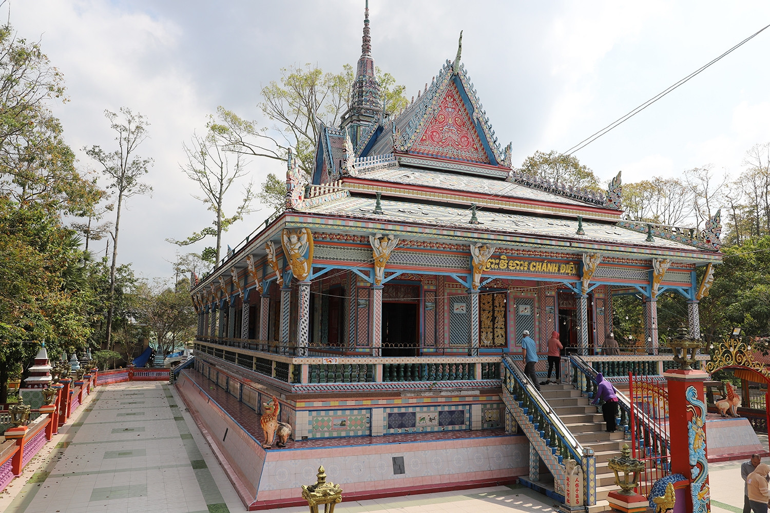  Ngôi chùa ốp chén, đĩa vỡ, lưu giữ 2 chiếc giường đặc biệt của công tử Bạc Liêu 