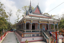 Ngôi chùa bằng đá hiếm thấy thu hút du khách đến chiêm bái ở miền Tây YwAAAAAAQABAAACAUwAOw==