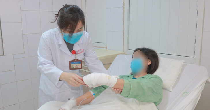 Người phụ nữ phải đi cấp cứu đêm khuya sau khi ...