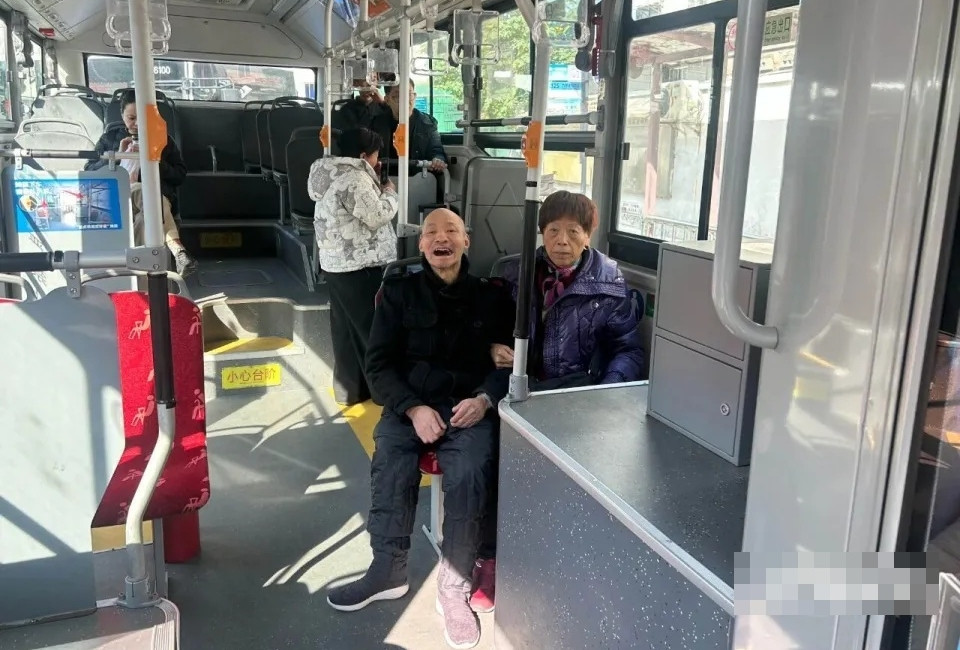 Nhặt đứa trẻ bị bỏ rơi ở ga tàu, người phụ nữ chăm sóc suốt 60 năm