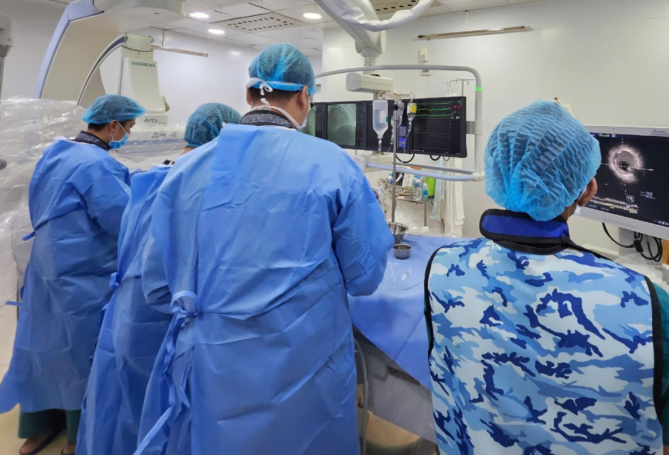 Chồng chỉ kịp nói với vợ 'người anh khác lắm' rồi đột ngột ngã quỵ, hôn mê nhoi mau co tim (2).png