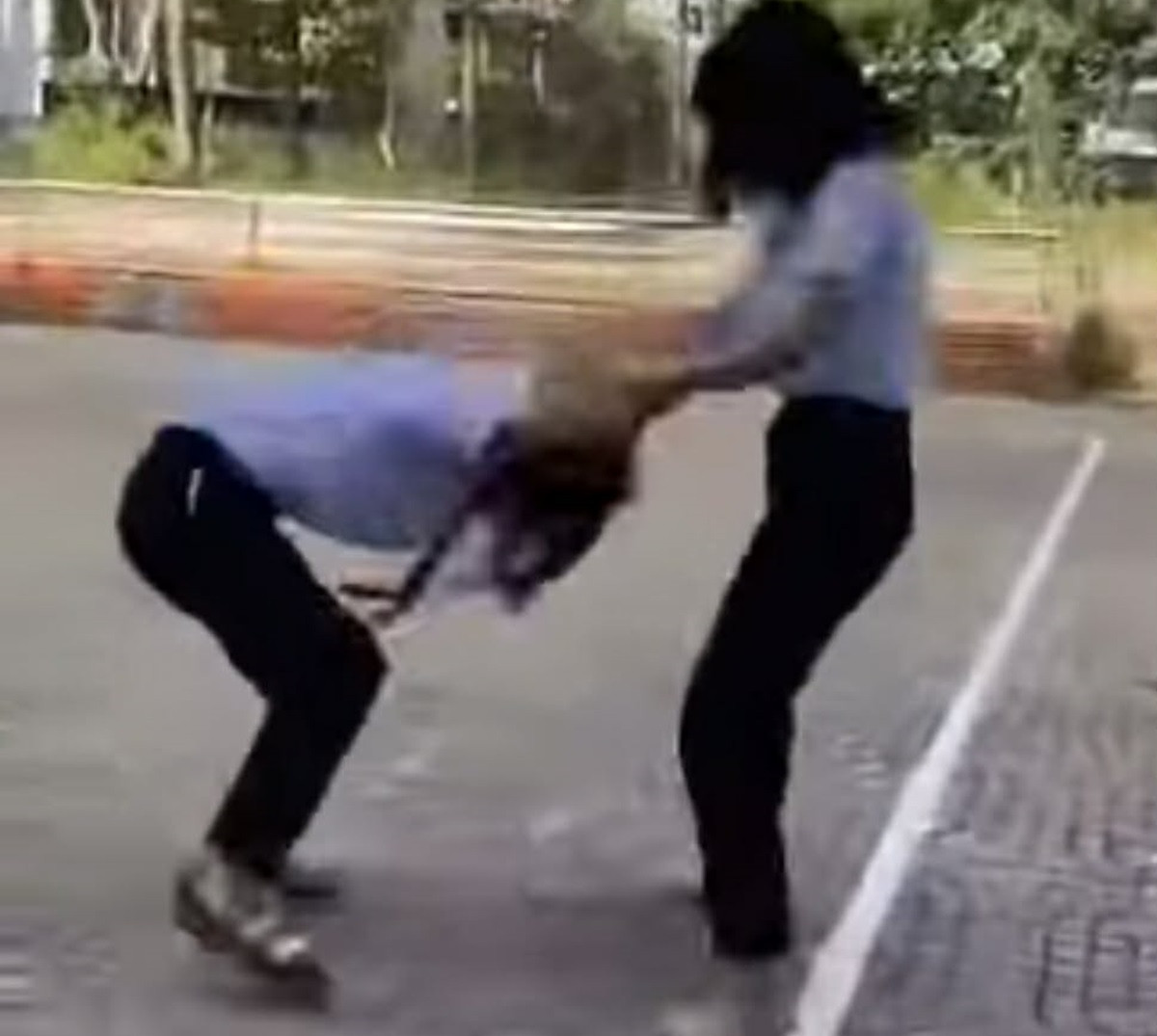 Nữ sinh lớp 6 ở TPHCM bị bạn học lớp trên kéo tóc, đánh tới tấp vào đầu.jpg