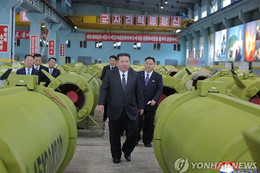 Ông Kim Jong Un ra lệnh tăng tốc sản xuất tên lửa, đạn pháo để răn đe xung đột