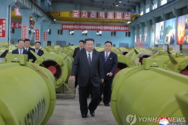 Ông Kim Jong Un ra lệnh tăng tốc sản xuất tên lửa, đạn pháo để răn đe xung đột