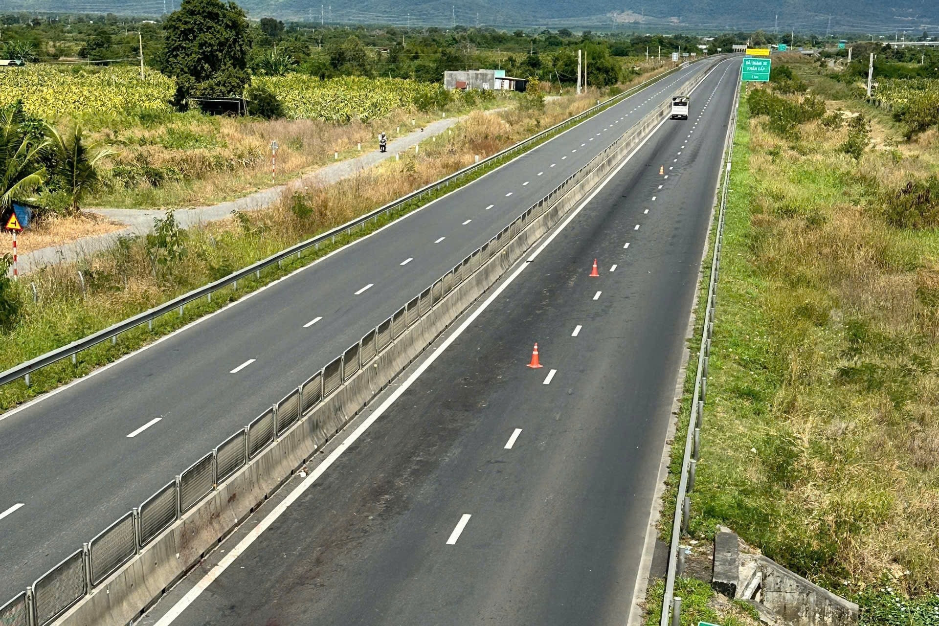  Phát hiện cánh tay người cùng vệt máu trên cao tốc Vĩnh Hảo - Phan Thiết 