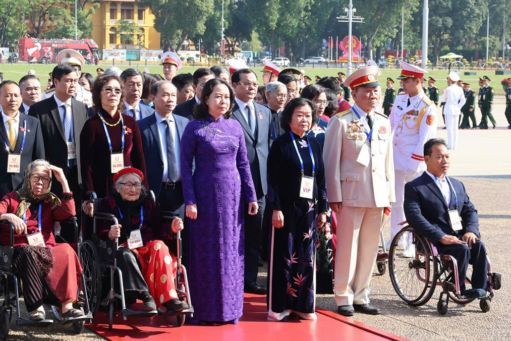 Phó Chủ tịch nước cùng các gương điển hình viếng Chủ tịch Hồ Chí Minh