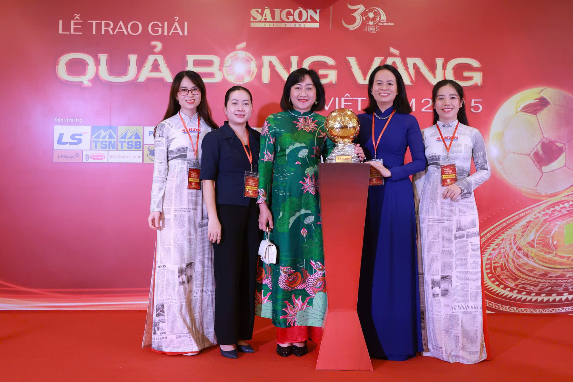 Qua bong vang Viet Nam 4.jpg