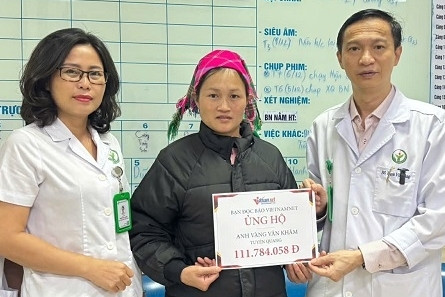 Trao hơn 111 triệu đồng đến anh Vàng Văn Khăm ở Tuyên Quang mắc bệnh hiểm nghèo