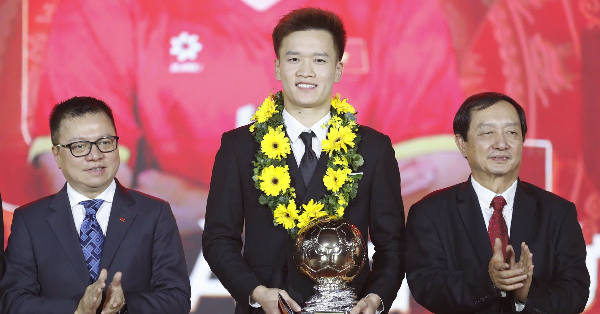 Hoàng Đức vượt Đình Bắc, lần thứ 3 giành Quả bó...