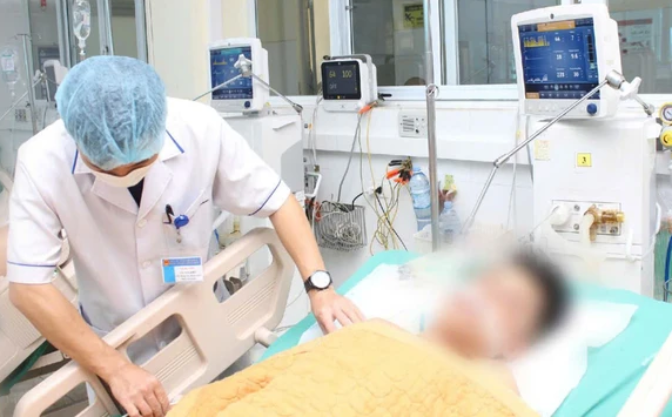 Nam thanh niên hôn mê khi truyền dịch giải rượu truyen dịch.png