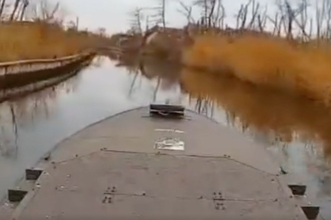 Video xuồng không người lái Ukraine tập kích tàu chiến, căn cứ hậu cần Nga