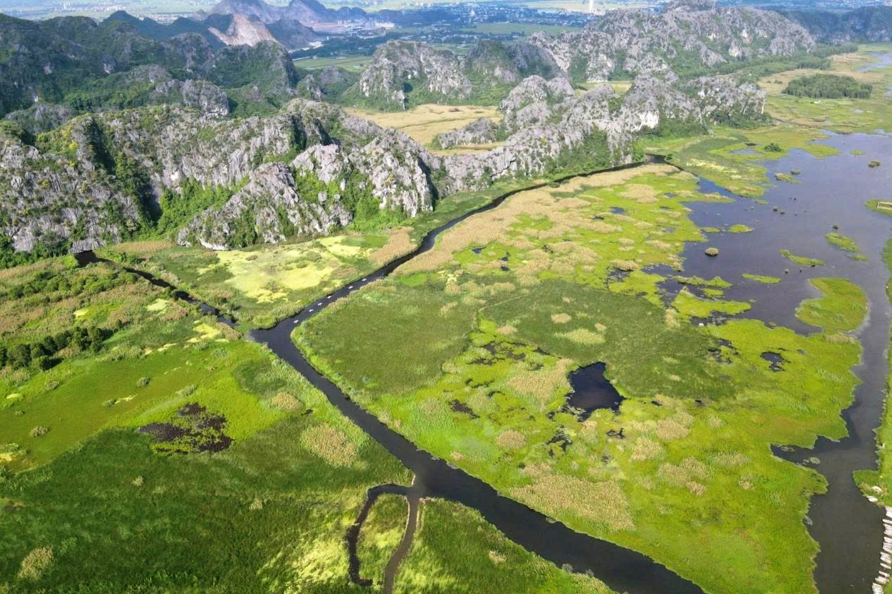 'Vịnh không sóng' đẹp như tranh ở Ninh Bình, du khách ngồi thuyền ngắm tận đáy