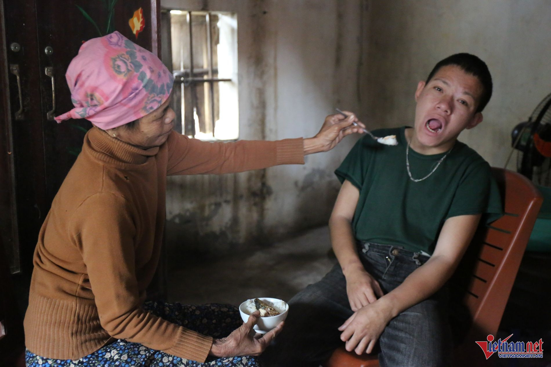 W-Bà bị ung thư chăm cháu bệnh thần kinh trong ngôi nhà rách nát là hình ảnh rất đỗi xót xa, khiến nhiều người không cầm được lòng mình..JPG.jpg