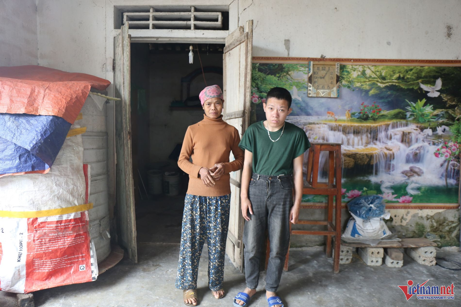 W-Bà Vũ Thị Biên và Nguyễn Cảnh Tình trước căn nhà cấp 4 cũ nát.JPG.jpg