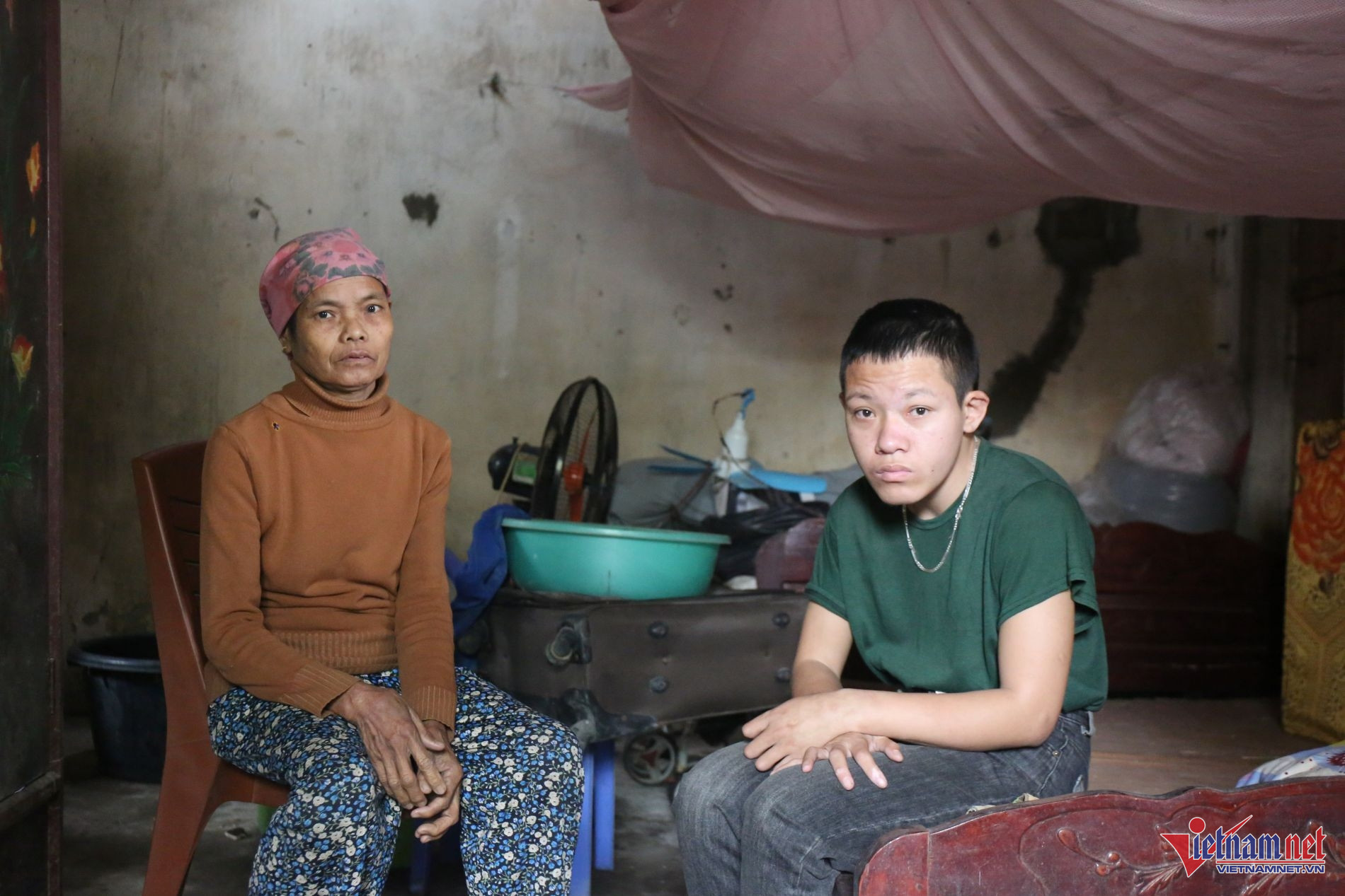 W-Cuộc sống hai bà cháu Vũ Thị Biên đang rất khó khăn khi phải trông chờ vào tiền bảo trợ xã hội mỗi tháng.JPG.jpg