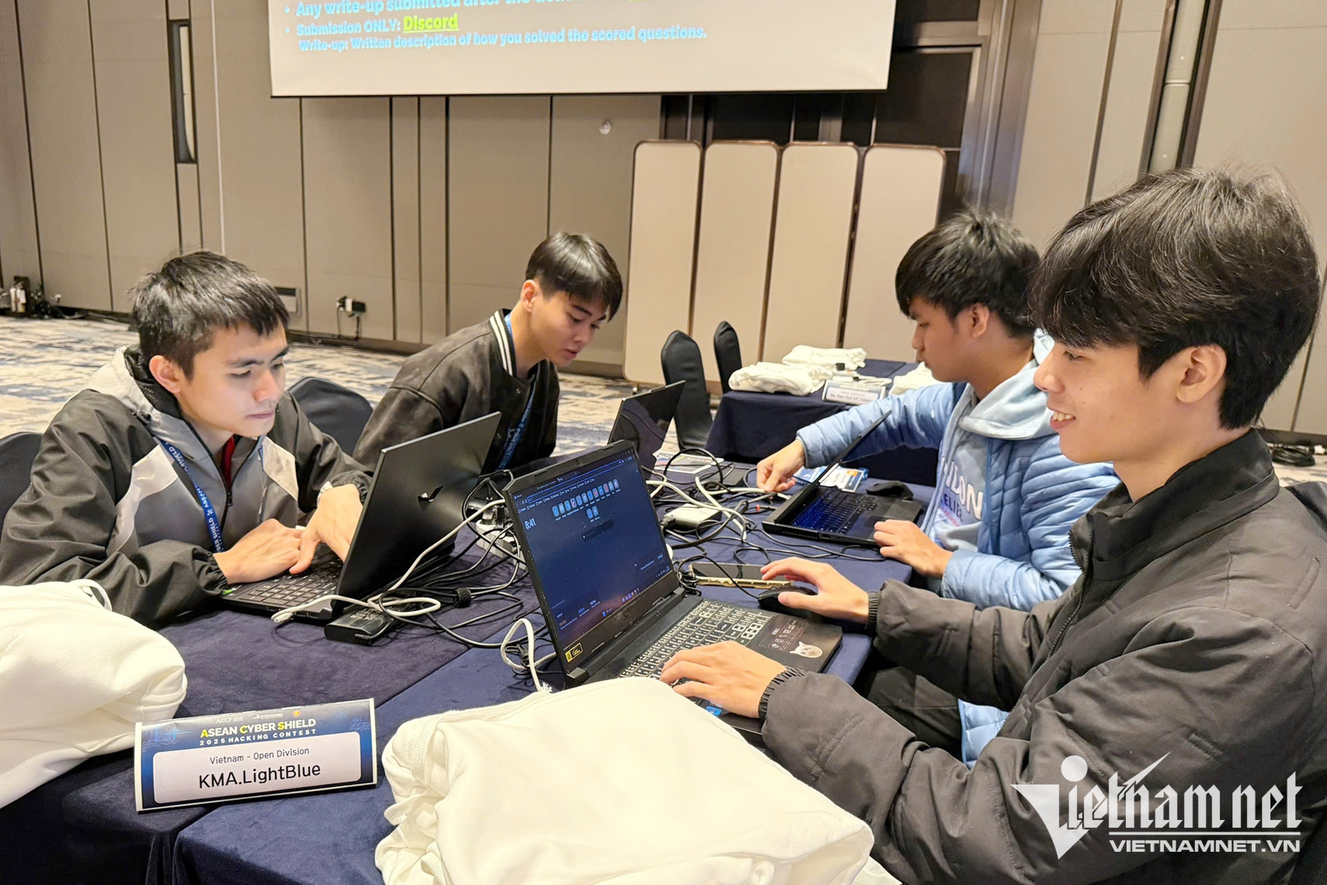 W-sinh vien ky thuat mat ma 1.jpg