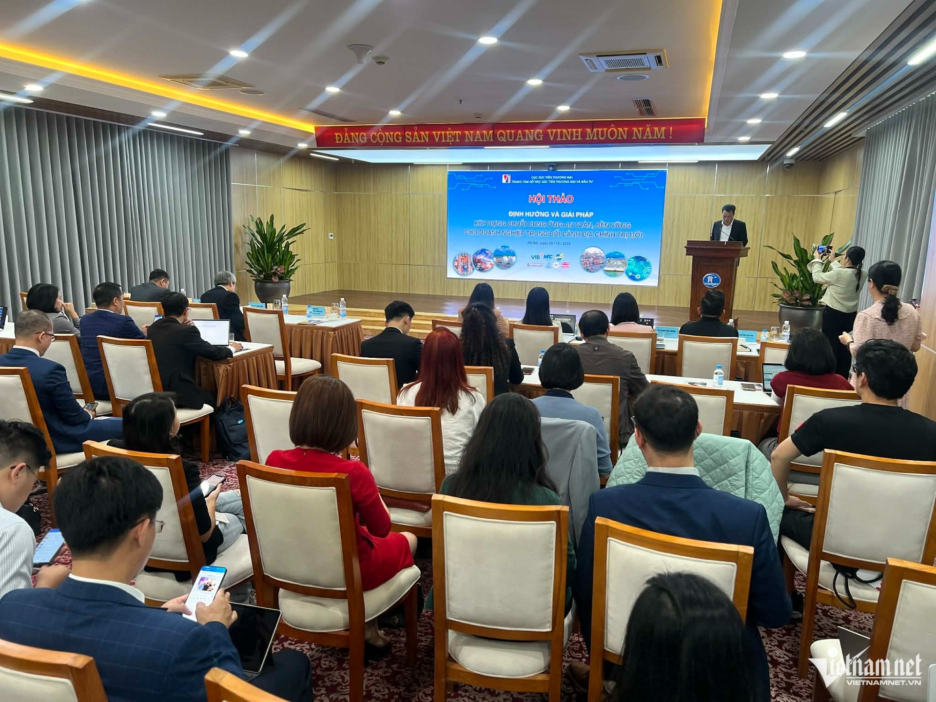 W-Toan canh hoi thao.jpg